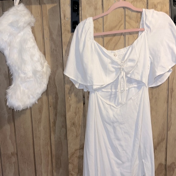 PO: Women’s White Dress. - Picture 9 of 9